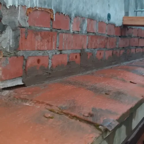 otwory iniekcyjne przygotowane do wykonania izolacji poziomej budynku