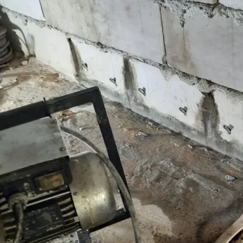 poziomy rząd otworów iniekcyjnych w ścianie budynku